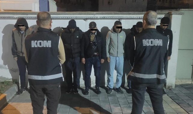 Ayvalık’ta 7 düzensiz göçmen ve 2 insan kaçakçısı polisten kaçamadı   