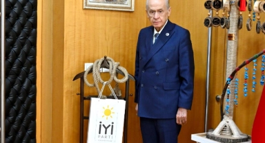 Bahçeli, Dervişoğlu'nun kürsüden fırlattığı ipi odasına astı