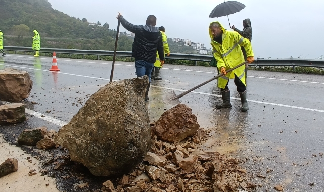 Bartın Cide yolunda kayalar yola düştü