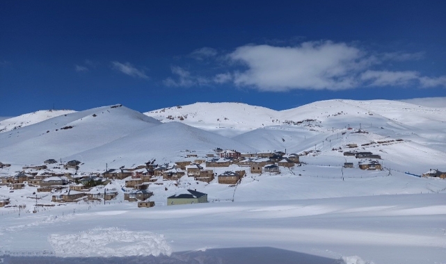 Başkale'de kar etkili oldu, yollar kapandı