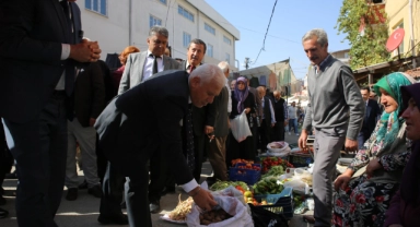 Başkan Bozbey Harmancık'ta pazar esnafıyla buluştu