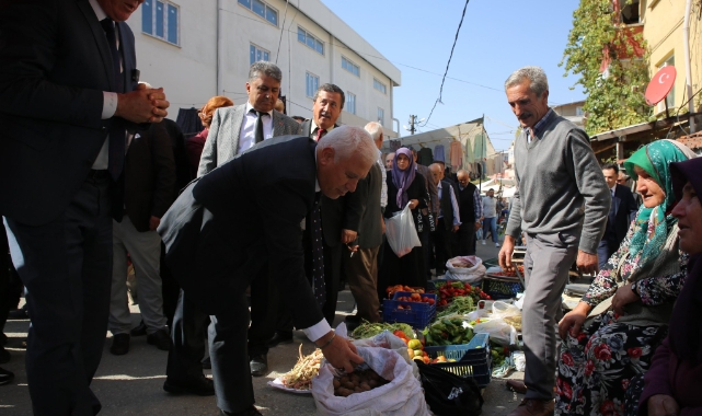 Başkan Bozbey Harmancık'ta pazar esnafıyla buluştu