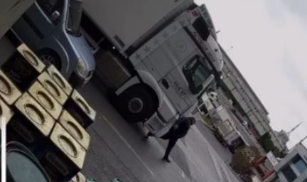 Bayrampaşa'da yolun karşısına geçmeye çalışırken kamyon ezdi