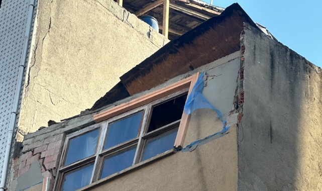 Beyoğlu'nda binanın çatısı çöktü