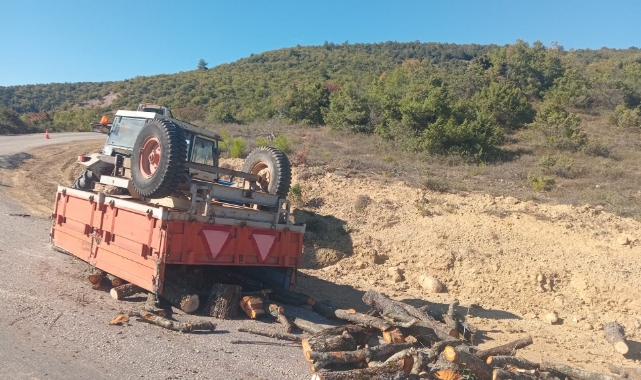 Bilecik'te seyir halindeki traktör römorku devrildi
