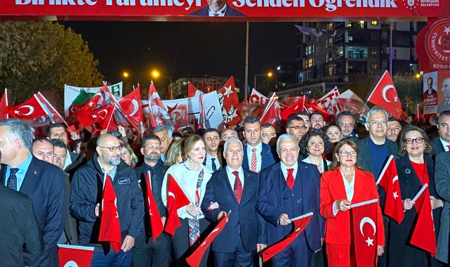 Bursa'da 29 Ekim Cumhuriyet Bayramı coşkusu 'Cumhuriyet Yürüyüşü' ile taçlandı