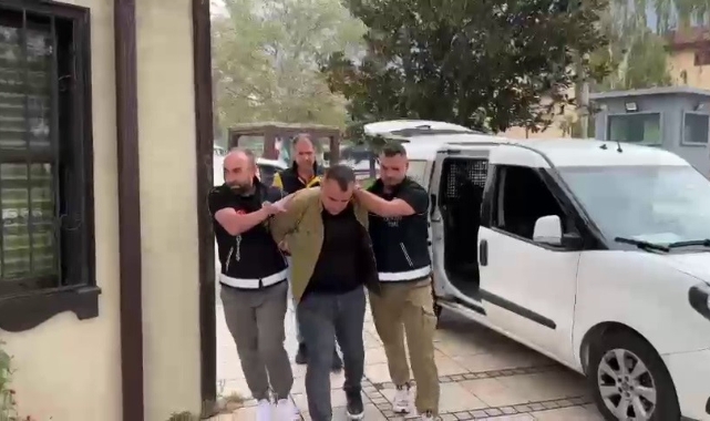 Bursa'da 56 yıl hapis cezasıyla aranırken, kardeşinin kimliğiyle yakalandı
