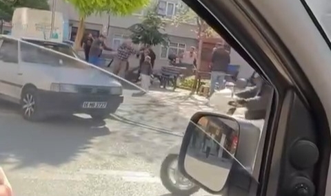 Bursa'da alacak-verecek yüzünden çocuklarının yanında kavga ettiler