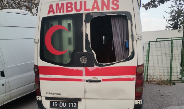 Bursa'da ambulansın ve güvenlik kulübesinin camlarını kırdılar   
