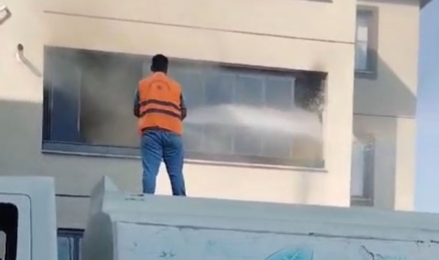 Bursa'da apartmanda çıkan yangın daireyi küle çevirdi