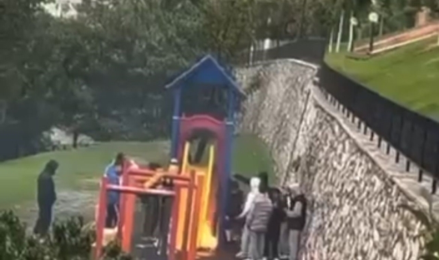 Bursa'da çocuk parkında kaydırağı yakıp sohbet ettiler   