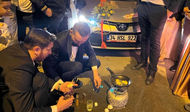 Bursa'da damat düğün sonrası sürpriz yumurta pişirip halatla araba çekti