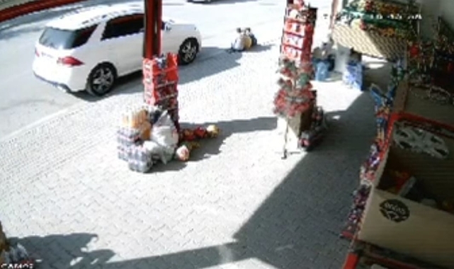 Bursa'da dikkatsiz sürücü kaldırımda oturan çocuğun ayağını ezdi