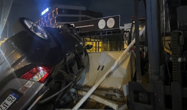 Bursa'da direksiyon hakimiyetini kaybeden sürücü otomobiliyle takla attı