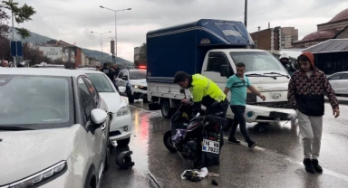 Bursa'da feci kaza! 4 araca ardından kuryeye çarptı