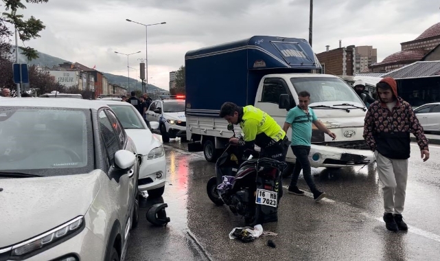 Bursa'da feci kaza! 4 araca ardından kuryeye çarptı