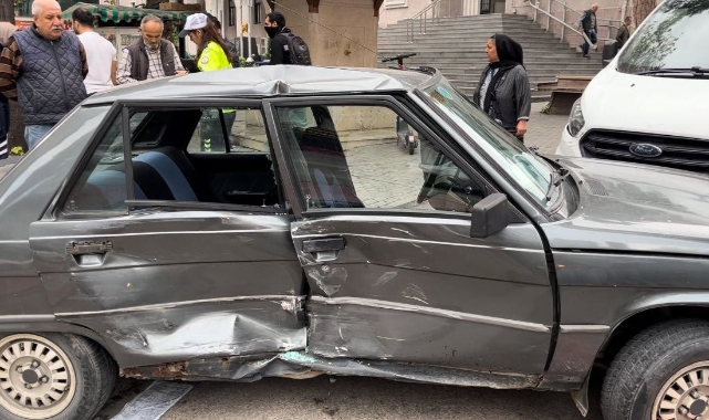 Bursa'da hafif ticari araç otomobille çarpıştı