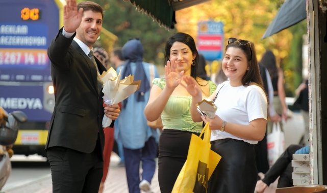 Bursa'da kadınlara gül veren şakacı büyük beğeni toplarken herkesi duygulandırdı