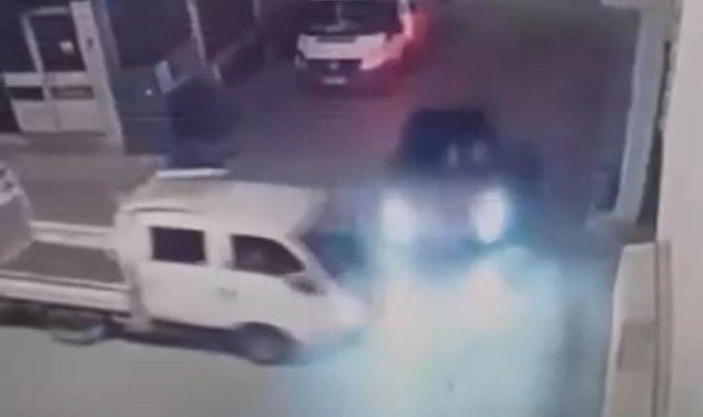 Bursa'da kamyonet ile otomobilin çarpıştığı kaza kamerada