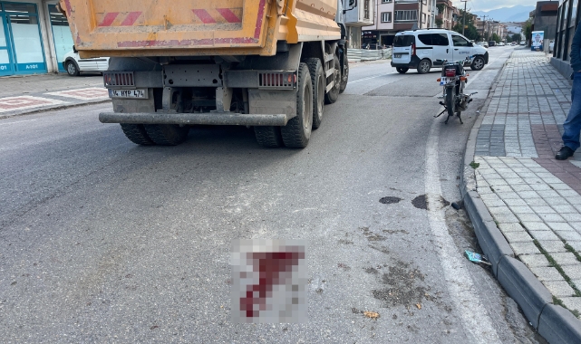 Bursa'da kamyonla çarpışan motosikletli genç hayatını kaybetti