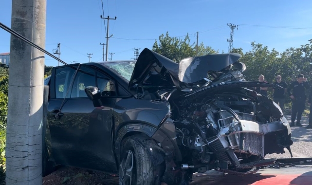 Bursa'da kontrolden çıkan otomobil direğe çarptı: 4 yaralı