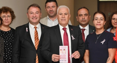 Bursa'da meme kanserine ‘pembe kurdele’ ile dikkat çekildi