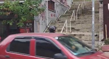Bursa'da merdivenlerden aşağı bisikletle inen sporcuya otomobil çarptı