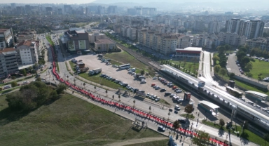 Bursa'da öğrenciler 500 metre bayraklı kortej yapıp teröre lanet okudu