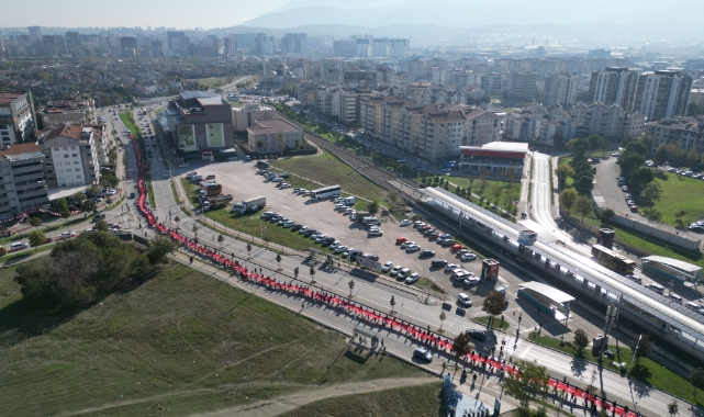 Bursa'da öğrenciler 500 metre bayraklı kortej yapıp teröre lanet okudu