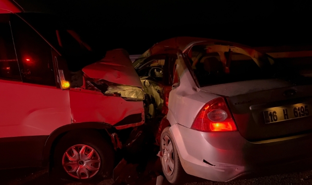 Bursa'da otomobil ticari araç ile çarpıştı: 2 yaralı