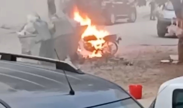 Bursa'da park halindeki motosiklet alev alev yandı
