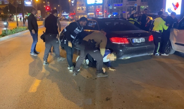 Bursa'da polis ekiplerini metrelerce sürükleyen sürücü tutuklandı