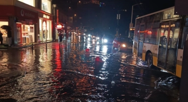 Bursa'da sağanak yağış cadde ve sokakları göle çevirdi