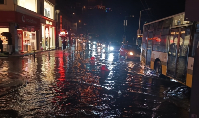 Bursa'da sağanak yağış cadde ve sokakları göle çevirdi