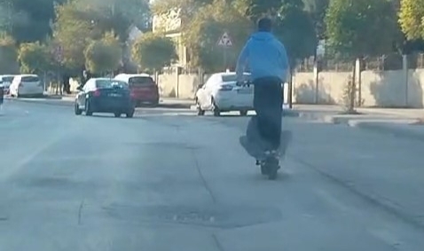 Bursa'da scooter ile tehlikeli yolculuk kamerada
