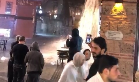 Bursa'da şiddetli yağış sonrası Tarihi Kapalı Çarşı'da şelale oluştu