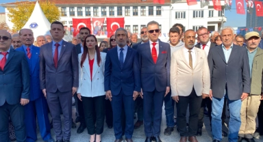 Bursa'da STK'lardan çelenk takdimi