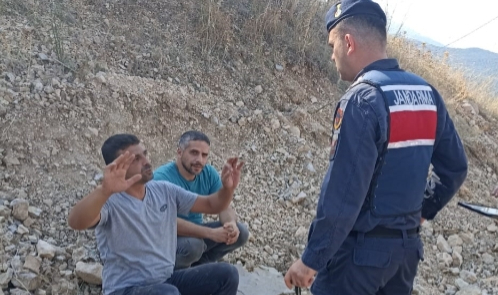Bursa'da suçüstü muhtara yakalananlar jandarma ekipleri tarafından gözaltına alındı