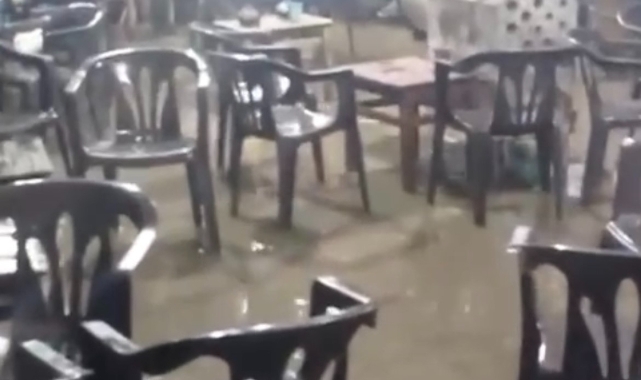 Bursa'da sular altında kalan kahvehanede oyuna devam ettiler