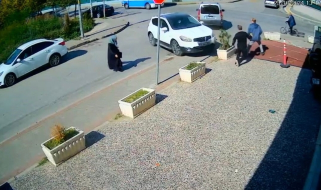 Bursa'da sürücü ayağını gazda unutunca yayalar ezilmekten son anda kurtuldu
