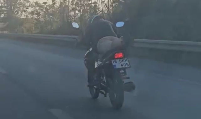 Bursa'da sürücü motosikleti yatarak kullandı