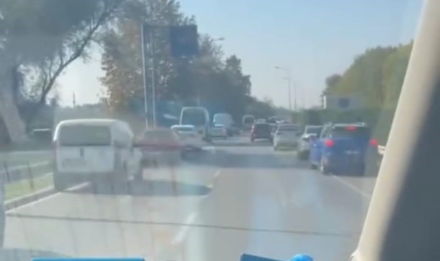 Bursa’da sürücüler 'fermuar yöntemi'yle ambulansa yol verdi