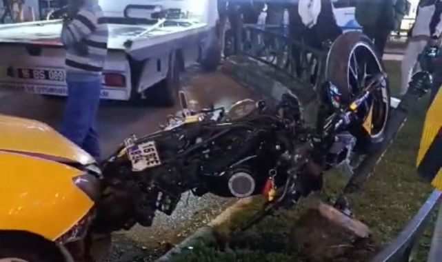 Bursa'da ticari taksi ile motosiklet çarpıştı!