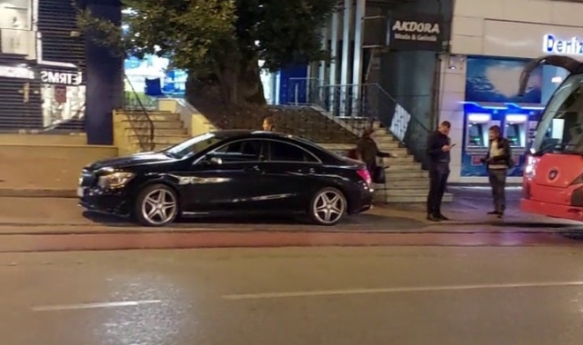 Bursa'da tramvay yoluna park eden sürücü seferleri aksattı   