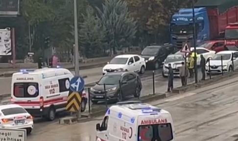 Bursa'da yağış nedeniyle iki otomobil çarpıştı: 2 yaralı