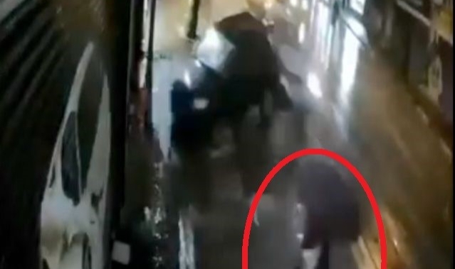 Bursa'da yaya aracın altında kalmaktan son anda kurtuldu