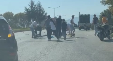 Bursa'da yere dökülen armutları gören sürücüler yardıma koştu