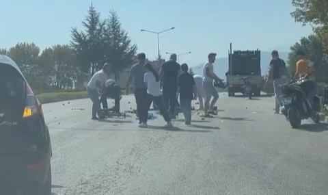 Bursa'da yere dökülen armutları gören sürücüler yardıma koştu