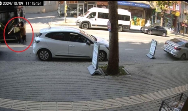 Bursa'da yolcu dolu otobüsün çarptığı gelin ve kayınpeder böyle savruldu