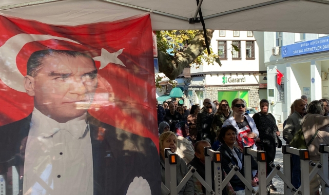 Bursa sokakları Atatürk posterleri ve bayraklarla renkleniyor